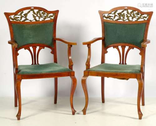 Paire de fauteuils Art nouveau en hêtre sculpté, naturel et ...