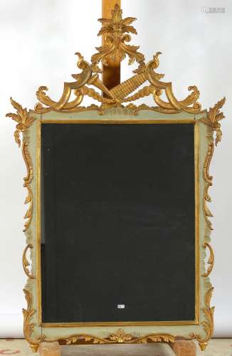 Miroir de style Louis XV en bois sculpté, doré et rechampi v...