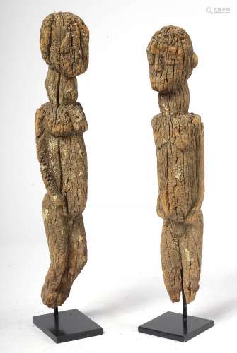 Paire de statuettes Lobi en bois sculpté et pétrifié représe...