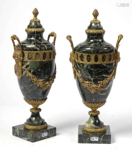 Paire de vases couverts de style Louis XVI à deux anses en m...