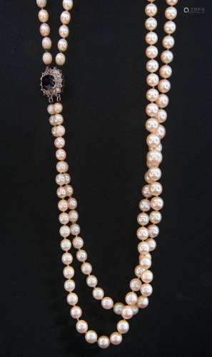 Collier double rang de perles au fermoir en platine serti d'...