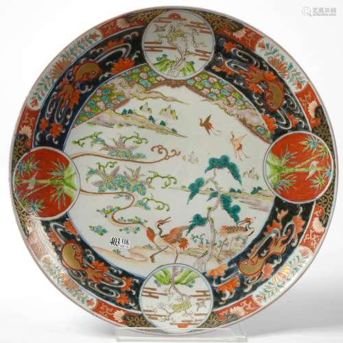 Grand plat rond en porcelaine polychrome du Japon au décor d...