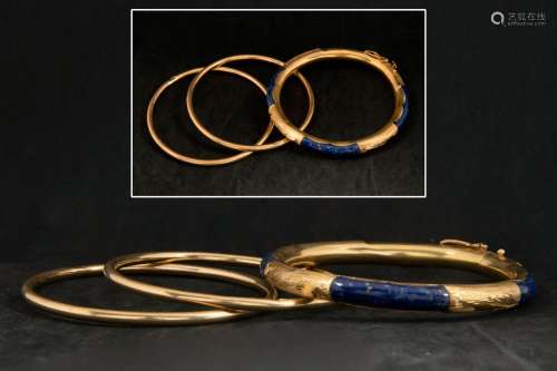 Trois bracelets esclaves en or jaune 18 carats.  L'un est gr...