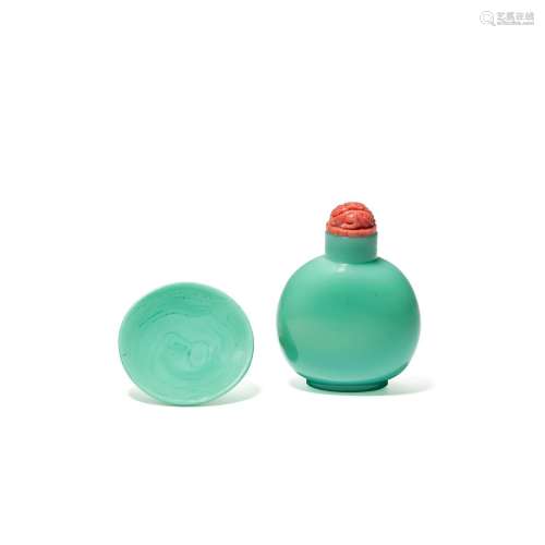 AN OPAQUE TURQUOISE GLASS SNUFF BOTTLE WITH ACCOMPANYING DIS...