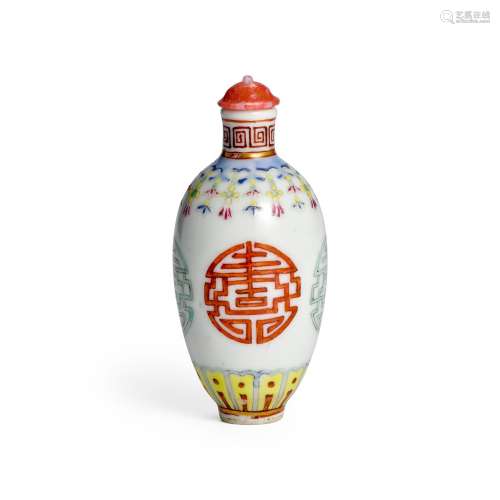 AN ENAMELED PORCELAIN SNUFF BOTTLE  Republic period