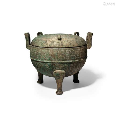 AN ARCHAIC RITUAL BRONZE COVERED TRIPOD FOOD VESSEL (DING) E...