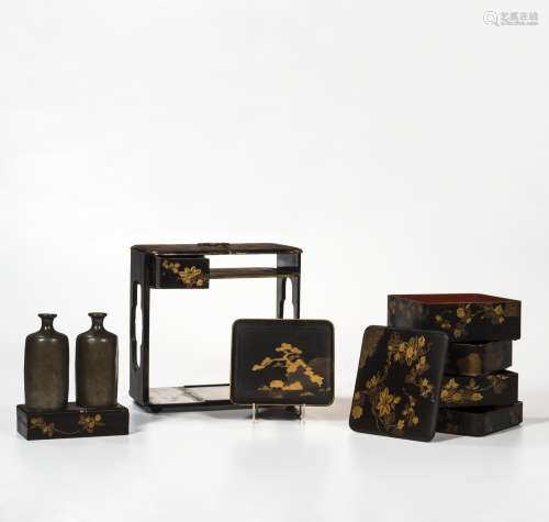 Gilt/Black-lacquered Portable Picnic Box Set