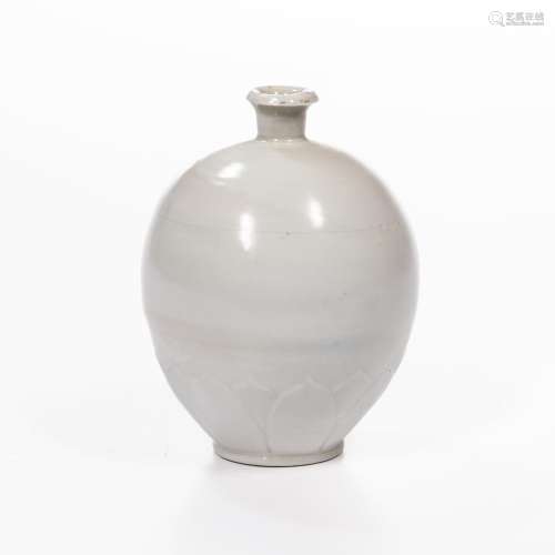 Ding-style White Porcelain Bottle Vase