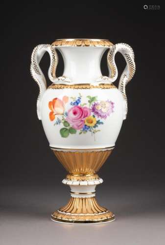 SCHALNGENHENKELVASE MIT BLUMENBOUQUET