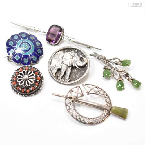 COLLECTION VINTAGE OF SILVER & WHITE METAL BROOCHES