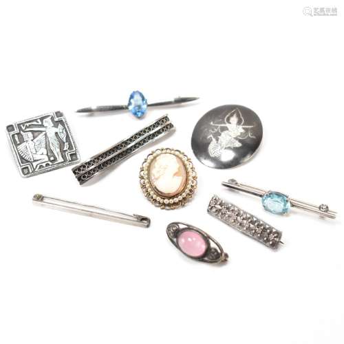 ASSORTED VINTAGE SILVER & WHITE METAL BROOCHES