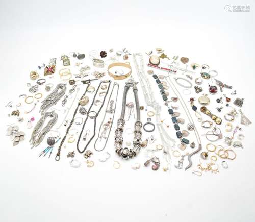 COLLECTION OF COSTUME JEWELLERY