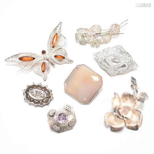 ASSORTMENT OF SILVER & WHITE METAL BROOCHES