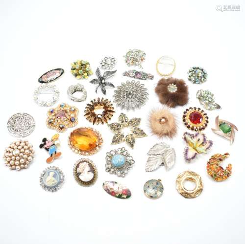COLLECTION OF MID CENTURY VINTAGE BROOCHES