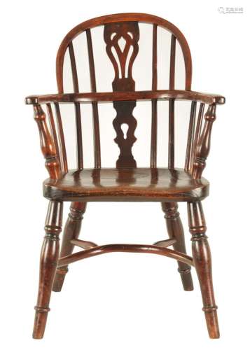 A GOOD EARLY 19TH CENTURY YEW WOOD CHILDÕS WINDSOR CHAIR