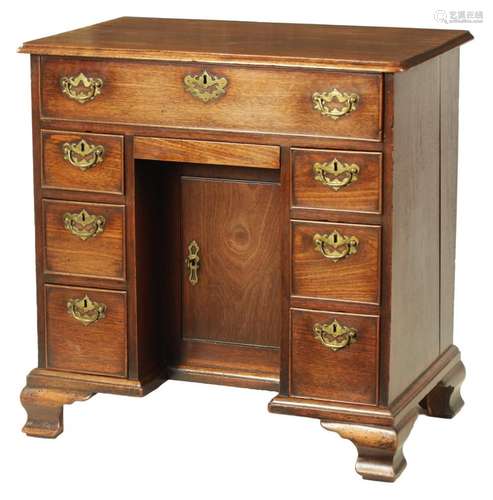 A GOOD EARLY GEORGE III SMALL MAHOGANY KNEEHOLE DESK OF ORIG...