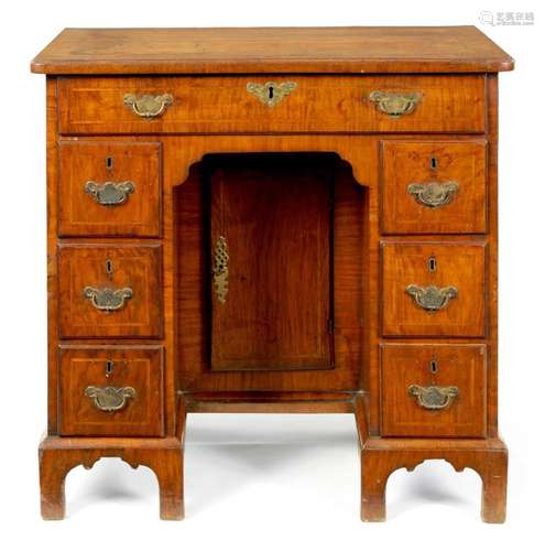 AN EARLY 18TH CENTURY FIGURED WALNUT KNEEHOLE DESK