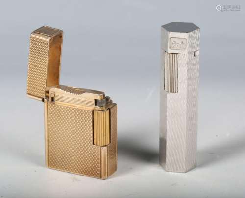 An S.T. Dupont Paris gilt metal pocket lighter, length 4.6cm...