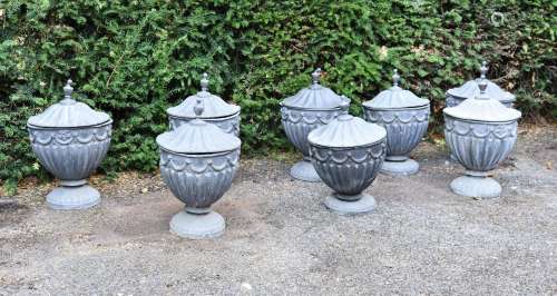 A SET OF EIGHT 8 LEAD GARDEN LIDDED URNS, 20TH CENTURY, AFTE...