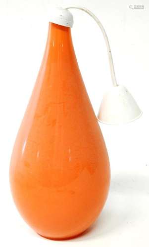 Travail des années 70<br />
Suspension en verre orange en fo...