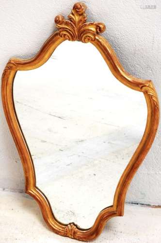 Miroir de style rocaille en bois doré et stuqué<br />
81 x 5...