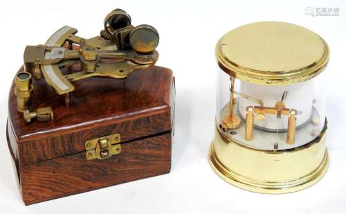 Instruments scientifique comprenant : sismographe et sextant...