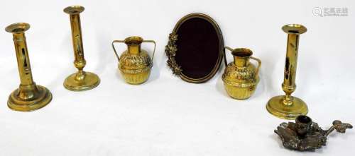 Lot en bronze comprenant : Une paire de vases à anses détach...