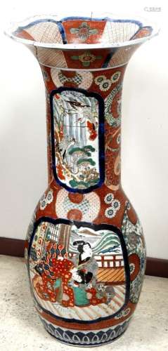 JAPON<br />
Grand vase en porcelaine polychrome à décor de s...
