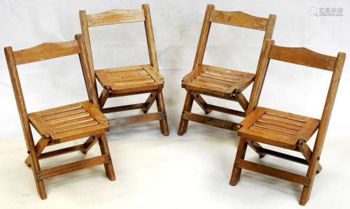Suite de quatre chaises pliantes d'enfant en bois naturel.<b...