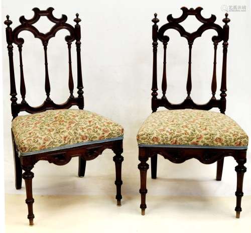 Paire de chaises en bois naturel à dossier ajouré et à décor...