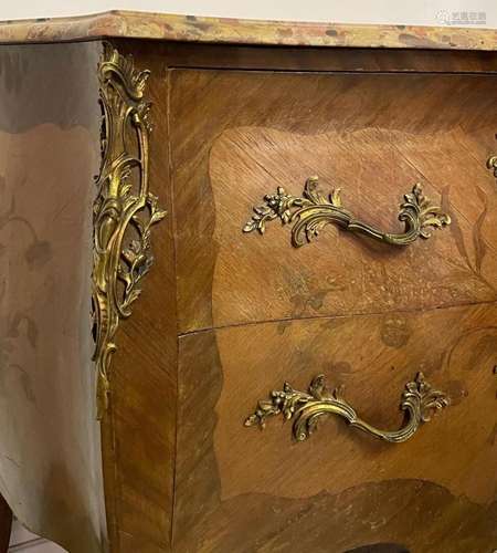 Commode sauteuse en bois de placage et filet de marqueterie ...