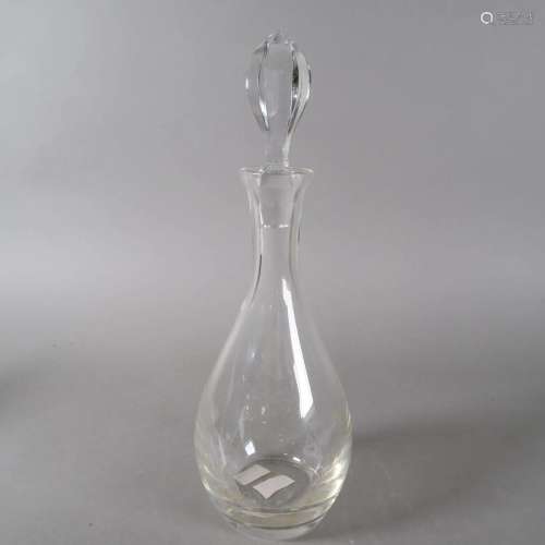 Carafe de forme balustre en verre incolore, le bouchon facet...