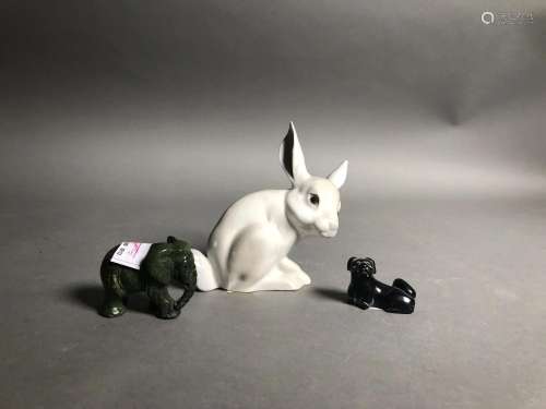 Lot comprenant : <br />
- un lapin en porcelaine<br />
- un ...