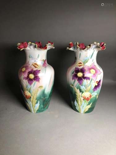 Paire de vases en opaline à décor de fleurs<br />
Fin XIXe-d...