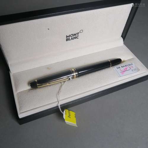 MONT BLANC<br />
Stylo plume en laque noire et attributs dor...