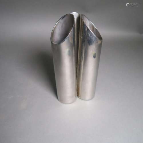 Vase en acier présentant trois tubes <br />
Vers 1970<br />
...