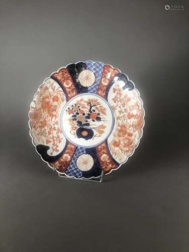 JAPON<br />
Plat polylobé à décor floral Imari <br />
Fin du...