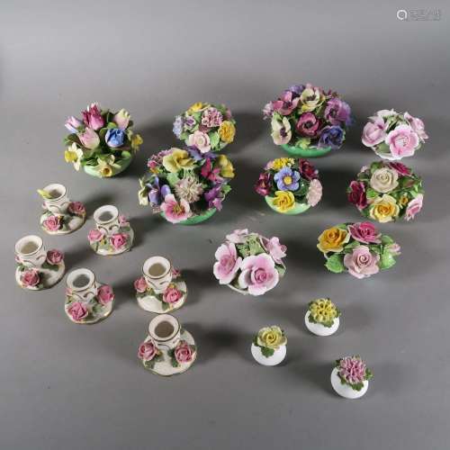 Décor table fleuri en porcelaine polychrome composé de : neu...