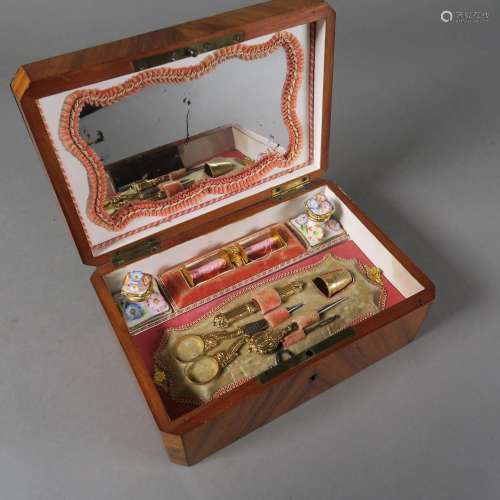 Petite boîte à couture, dont quatre objets en or et argent<b...