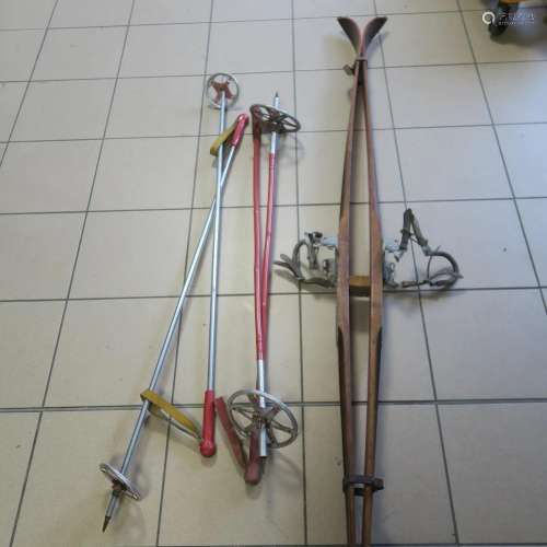 Une paire de ski et deux paires de bâtons <br />
L. 197 cm <...