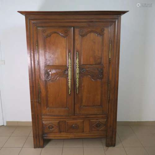 Armoire en chêne sculpté, ouvrant à deux portes, à décor de ...