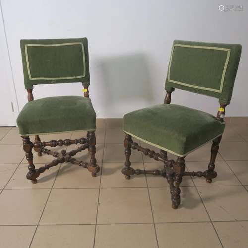 Paire de chaises en noyer mouluré, dossier et assise carrés,...