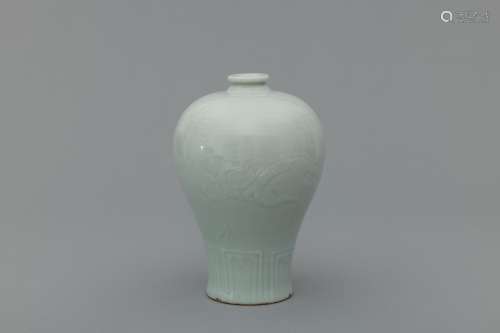 Yuan Meiping vase with carvings of dragon and clouds