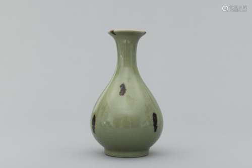 Yuan Longquan greenish ceramic vase