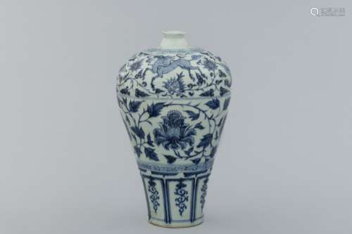 Ming blue and white porcelain vase with Foo dogs