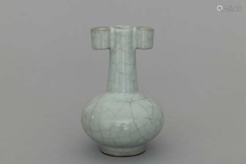 Song Guanyao Studio ceramic handled vase