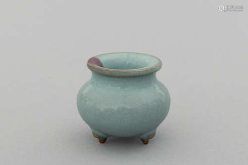 Song Junyao sky-blue censer supported with three legs