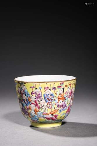 QING: A FAMILLE JAUNE PORCELAIN CUP