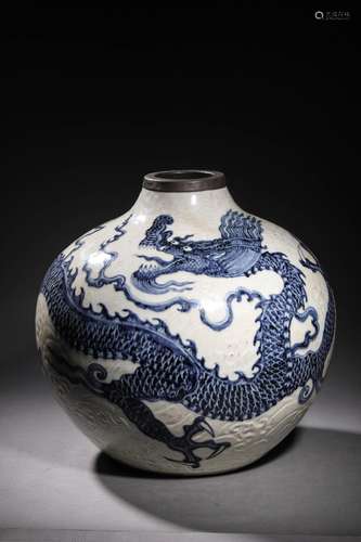 MING XUANDE: A BLUE & WHITE PORCELAIN VASE