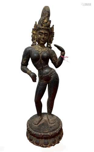 A CARVED WOODEN FIGURINE OF TARA, 18TH C